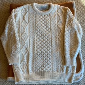 Cableknit crewneck sweater